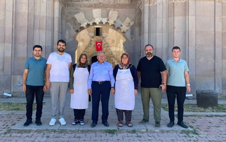 Sultan Han’a Memduh Büyükkılıç’tan ziyaret Sultan Han’a Memduh Büyükkılıç’tan ziyaret