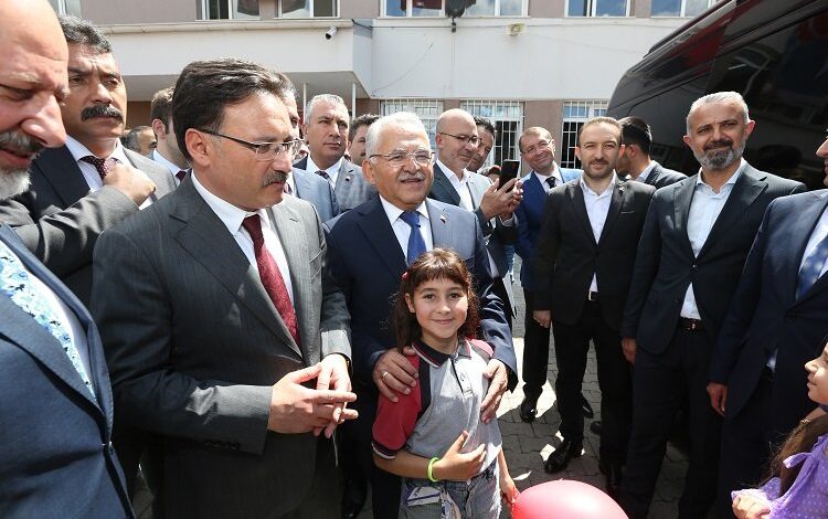 Kayseri protokolü karne sevincine ortak oldu