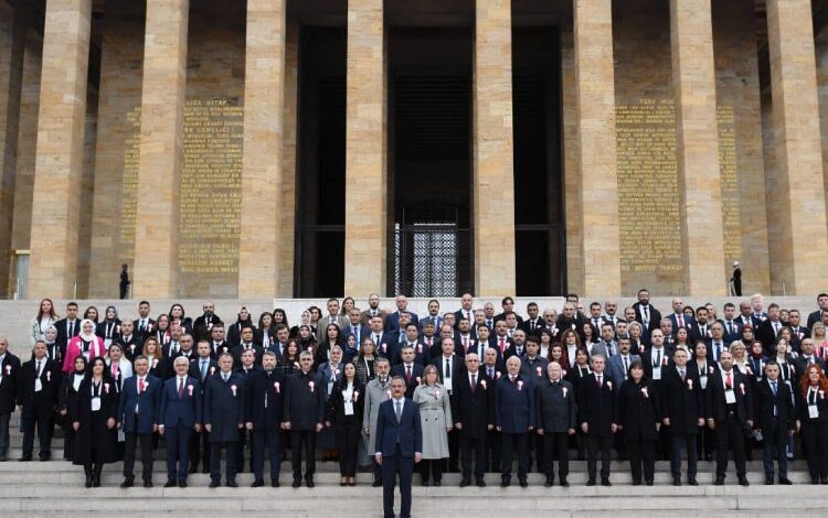 Bakan Özer öğretmenlerle Anıtkabir’de