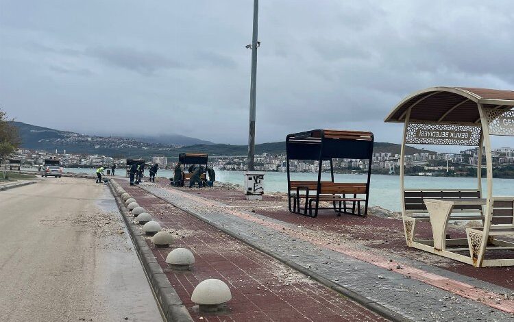 Bursa Gemlik sahil yolu ulaşıma yeniden açıldı Bursa Gemlik sahil yolu ulaşıma yeniden açıldı