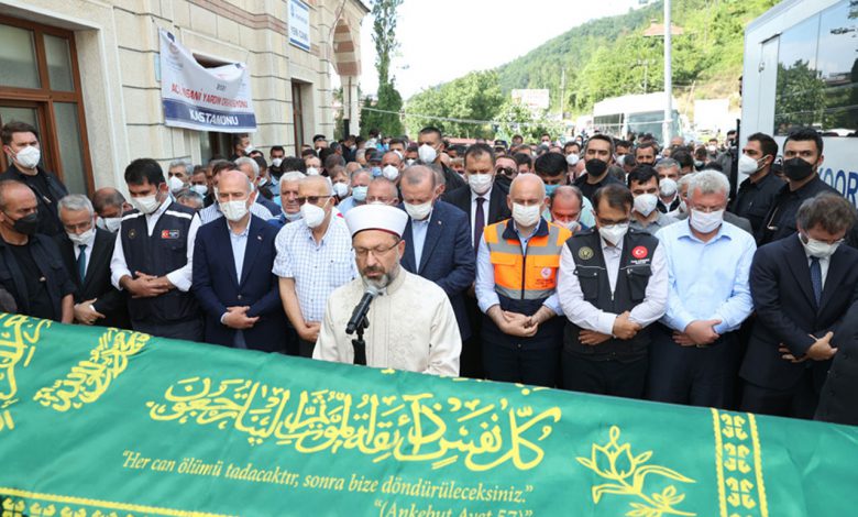 Cumhurbaşkanı Erdoğan, Kastamonu’da cenaze törenine katıldı Cumhurbaşkanı Erdoğan, Kastamonu’da cenaze törenine katıldı