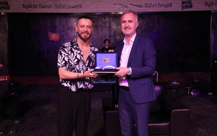 Bursa İnegöl Safa Zakir’le 90’ları yeniden yaşadı Bursa İnegöl Safa Zakir’le 90’ları yeniden yaşadı