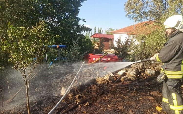 Tankerler ile yangınların büyümesi önlendi Tankerler ile yangınların büyümesi önlendi