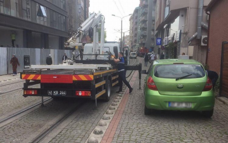 Tramvay yoluna park edilen araçlar çekiliyor