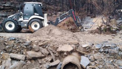 Fırtına ve yağış yolları kapattı