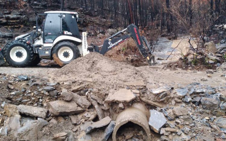 Fırtına ve yağış yolları kapattı Fırtına ve yağış yolları kapattı