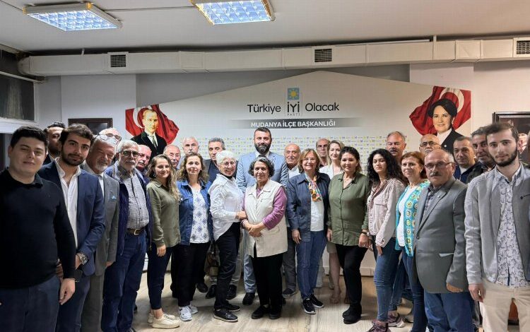 İYİ Parti Mudanya’da Erdönmez’in yeni yönetimi belli oldu İYİ Parti Mudanya’da Erdönmez’in yeni yönetimi belli oldu