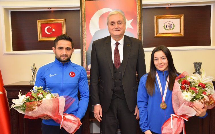 Kadın güreşçi aldığı altın madalya ile Bilecik’in gururu oldu Kadın güreşçi aldığı altın madalya ile Bilecik’in gururu oldu
