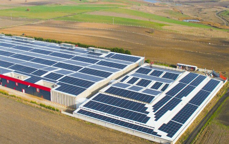 CW Enerji çatıları güneşle buluşturarak karbon salınımının önüne geçiyor