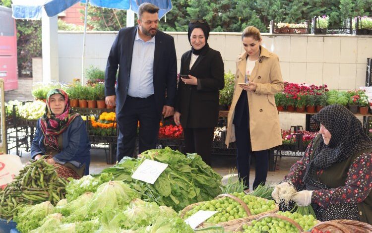 İzmit Belediyesi’den pazar esnafına ziyaret İzmit Belediyesi’den pazar esnafına ziyaret