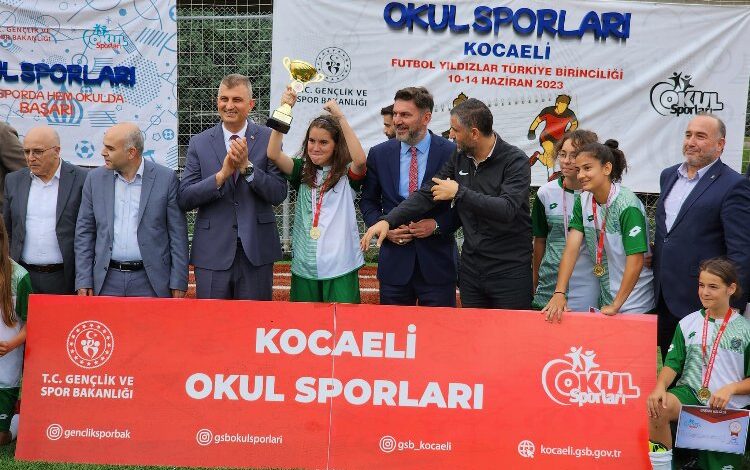Gölcük’te ortaokullu kızlardan gururlandıran şampiyonluk Gölcük’te ortaokullu kızlardan gururlandıran şampiyonluk