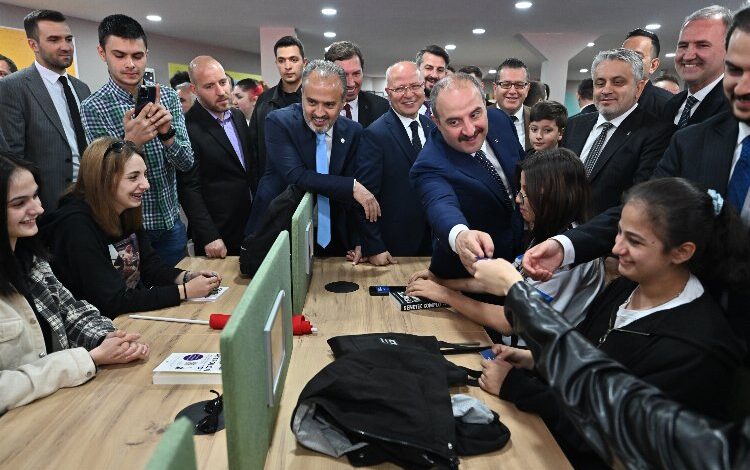 Bursa İnegöllü gençlerin yeni merkezi… Gençlere Bakan Varank’tan 10 GB internet