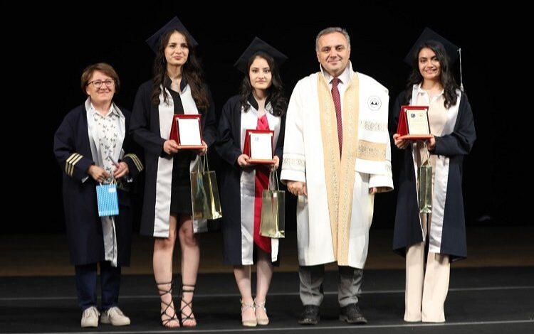 ERÜ Sağlık Bilimleri Fakültesi’nde mezuniyet sevinci ERÜ Sağlık Bilimleri Fakültesi’nde mezuniyet sevinci