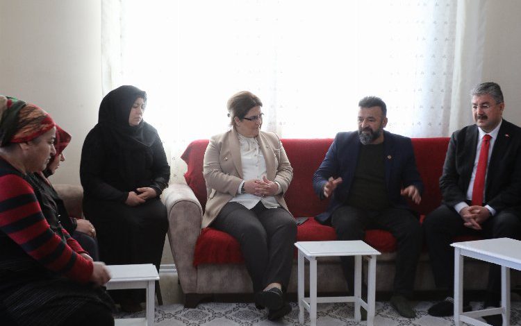 Bakan Yanık’tan Azra’nın ailesine ziyaret