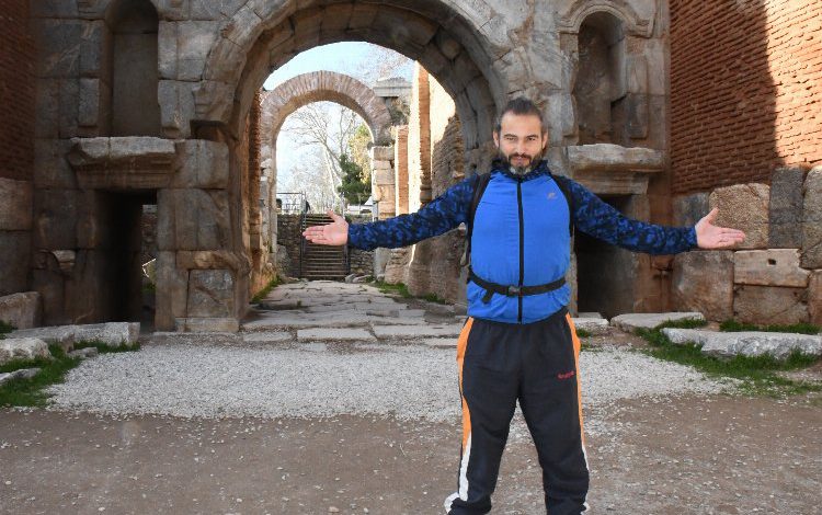 296 gündür yürüyen sanatçı Bursa İznik’te 296 gündür yürüyen sanatçı Bursa İznik’te