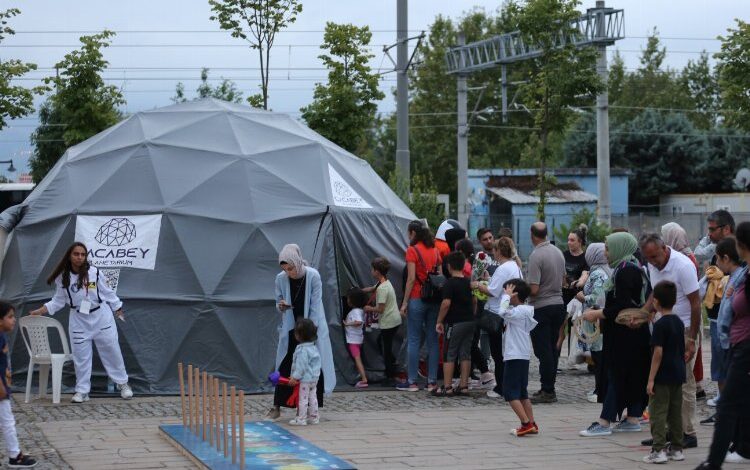 Kocaelili çocuklar gökyüzüne dokundu Kocaelili çocuklar gökyüzüne dokundu