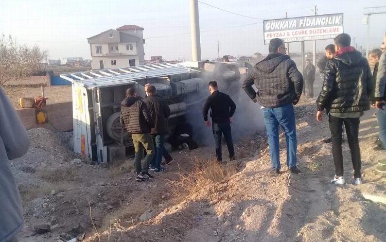 Hurda yüklü kamyonet hurdaya döndü