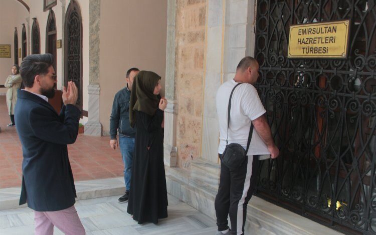 Ünlü sanatçı Mehmet Çevik geleneği bozmadı Ünlü sanatçı Mehmet Çevik geleneği bozmadı