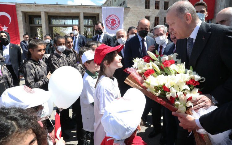 Cumhurbaşkanı Erdoğan çocuklarla buluştu