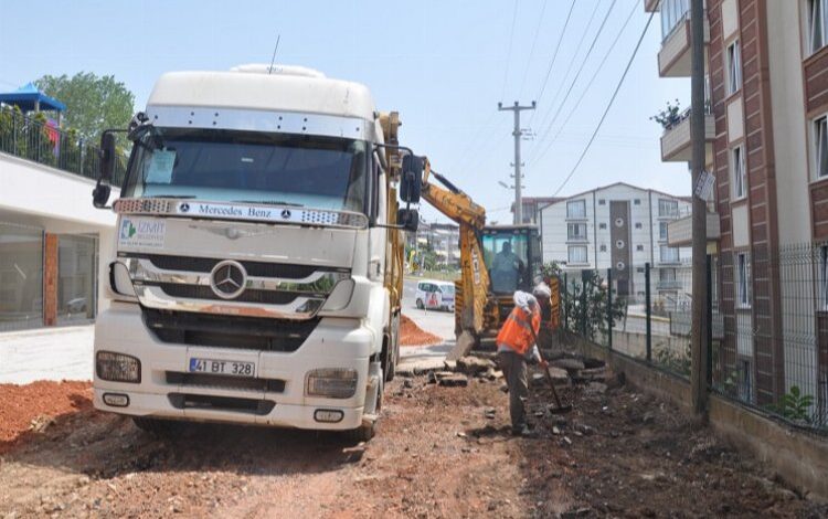 İzmit Belediyesi’nden Tepeköy’de asfalt mesaisi İzmit Belediyesi’nden Tepeköy’de asfalt mesaisi