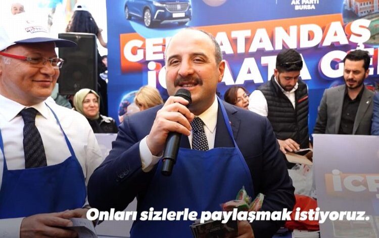 Bakan Varank, pazarcı önlüğü ile vatandaşa seslendi Bakan Varank, pazarcı önlüğü ile vatandaşa seslendi