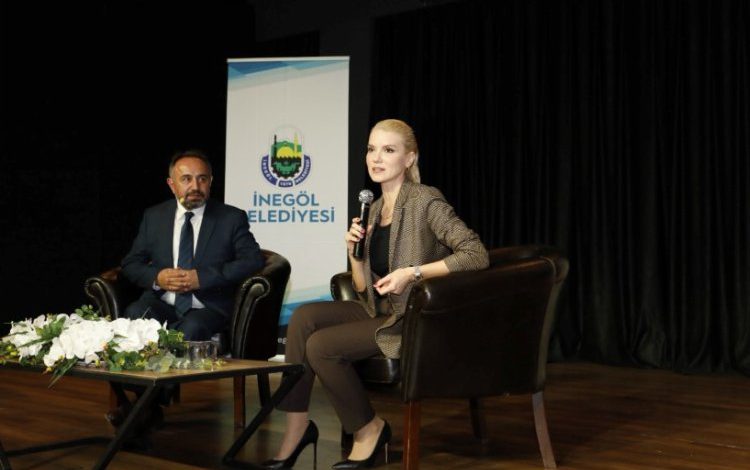 Bursa İnegöl Kitap Günleri’ne Pelin Çift’le veda Bursa İnegöl Kitap Günleri’ne Pelin Çift’le veda