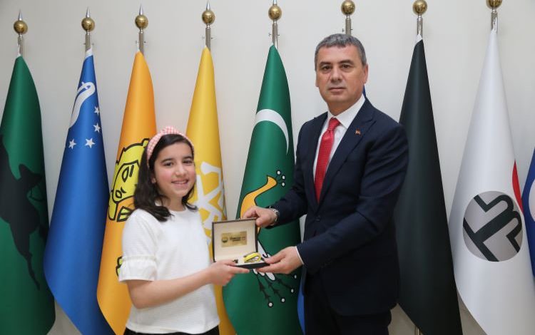 Minik Zeynep Başkan Şimşek’ten geri dönüşüm kutuları istedi