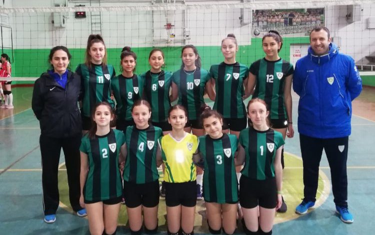 Manisa’da kızlar filede zirvedeki yerini aldı Manisa’da kızlar filede zirvedeki yerini aldı