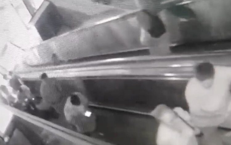 Kocaeli’de yürüyen merdivenlerde sorumsuz hareket Kocaeli’de yürüyen merdivenlerde sorumsuz hareket