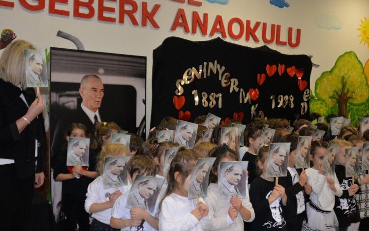Bursa’da Egeberkli minikler Atatürk’ü andı Bursa’da Egeberkli minikler Atatürk’ü andı