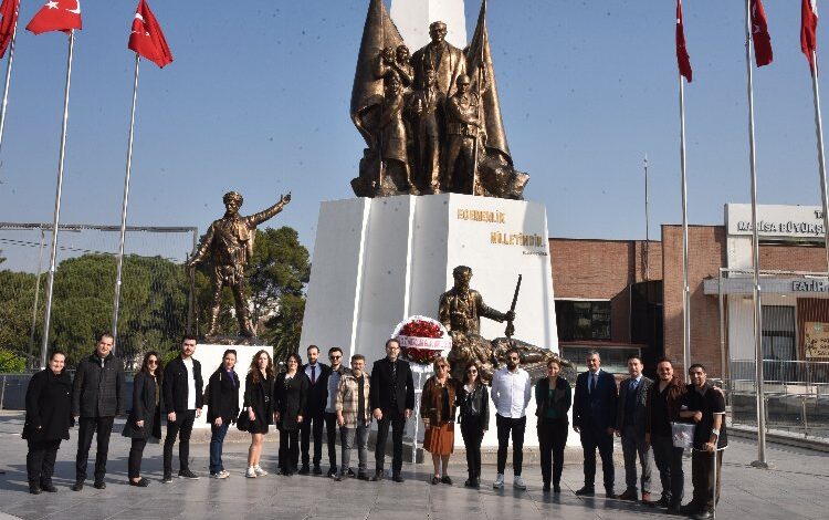 Dünya Tiyatro Günü için Manisa’dan çelenk