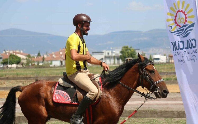 Rahvan atlarında Gölcük koşusu nefesleri kesti Rahvan atlarında Gölcük koşusu nefesleri kesti