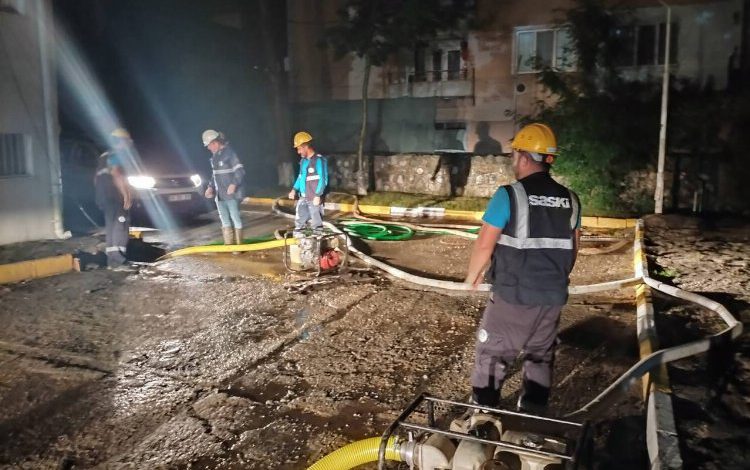 Sakarya Ferizli’de su baskınına SASKİ müdahalesi Sakarya Ferizli’de su baskınına SASKİ müdahalesi