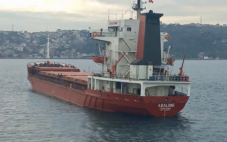 İstanbul Boğazı’nda arızalanan hurda yüklü gemi Sarıyer’e çekildi