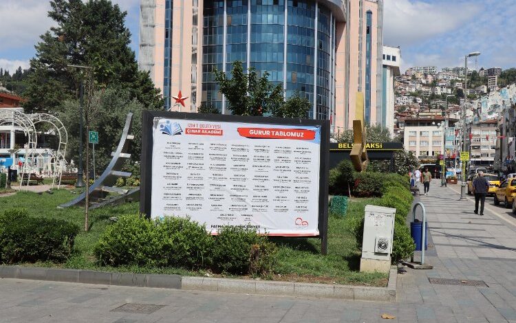 İzmit’in billboardları Çınar’ın gurur tablosu ile süslendi İzmit’in billboardları Çınar’ın gurur tablosu ile süslendi