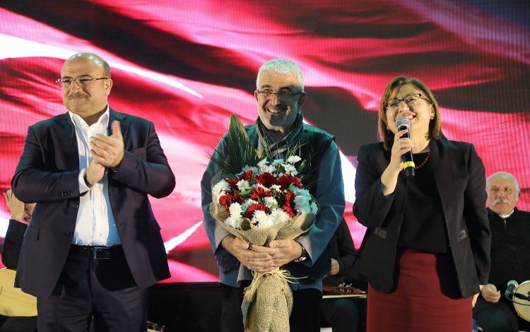 Gaziantep’te halk konseri Esat Kabaklı ile devam etti Gaziantep’te halk konseri Esat Kabaklı ile devam etti