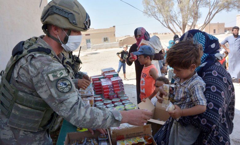 Mehmetçik’ten Barış Pınarı bölgesinde gıda yardımı Mehmetçik’ten Barış Pınarı bölgesinde gıda yardımı