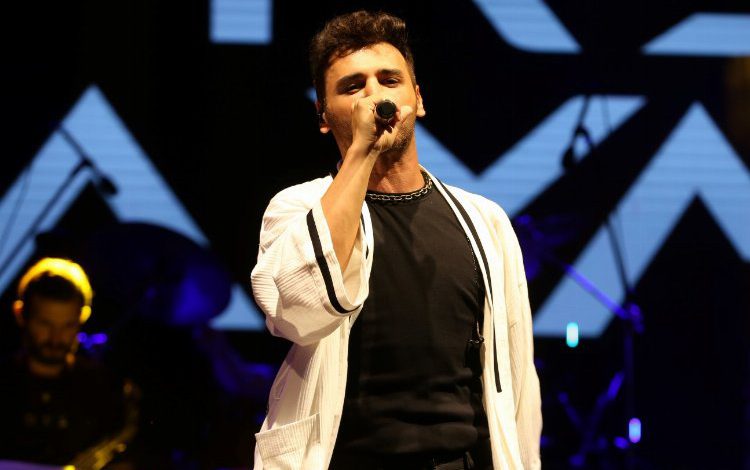 Emre Kaya, Balık Festivali’nde sahne aldı Emre Kaya, Balık Festivali’nde sahne aldı