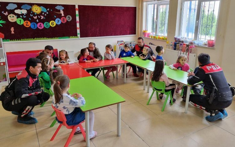 Keşan Polisi okullarda mesleği tanıtıyor