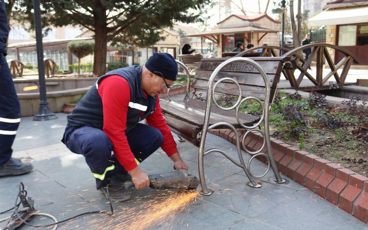 Kocaeli İzmit Belediyesi Fevziye Parkı’ndaki bankları yeniledi Kocaeli İzmit Belediyesi Fevziye Parkı’ndaki bankları yeniledi