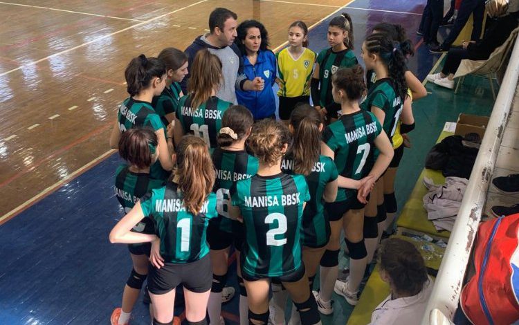 Manisa’da küçük kızlar filede final oynayacak