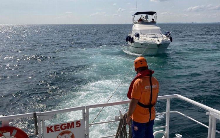 İstanbul Kınalıada’da 4 kişinin olduğu tekne sürüklendi İstanbul Kınalıada’da 4 kişinin olduğu tekne sürüklendi