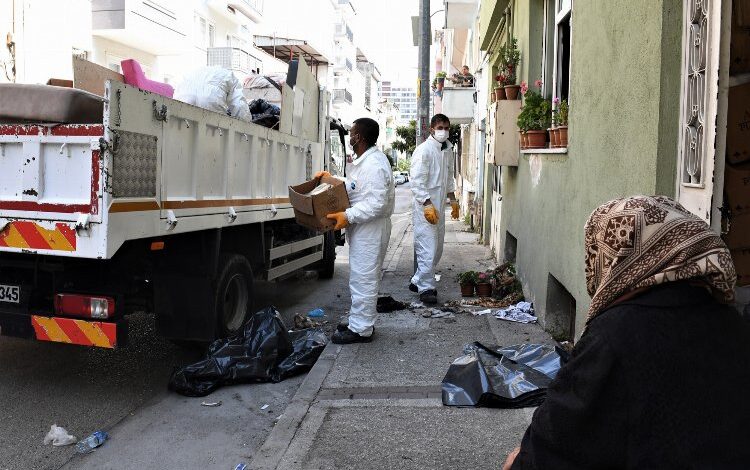 Bursa Osmangazi’de yine çöp ev… 2 kamyon eşya çıktı Bursa Osmangazi’de yine çöp ev… 2 kamyon eşya çıktı