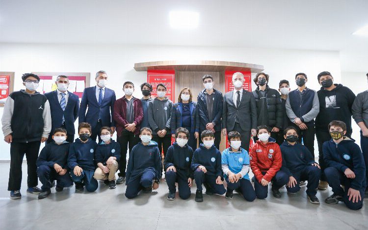 Gaziantep’te Büyükşehir’in destekleriyle 145 bin İş Bankası Yayının gençlerle buluştu