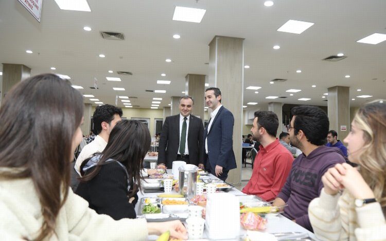 ERÜ Rektörü Altun iftarını öğrencilerle yaptı ERÜ Rektörü Altun iftarını öğrencilerle yaptı