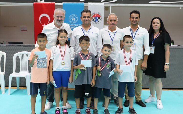 Satranç tutkunları Aliağa’da buluştu