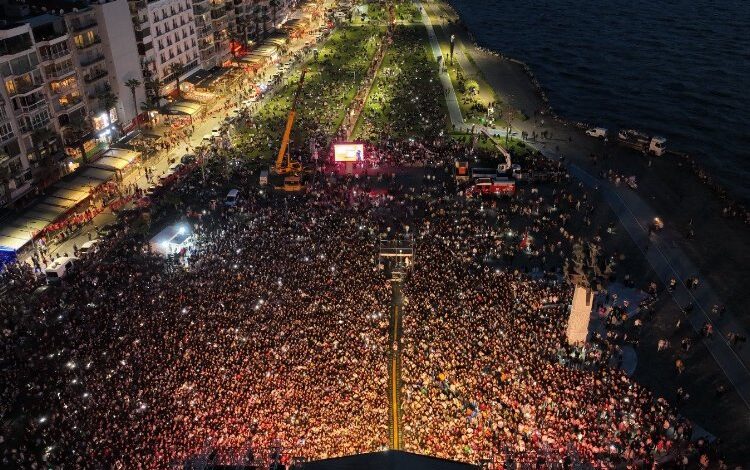 İzmir’de 19 Mayıs coşkusu meydanlara sığmadı