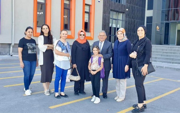 Memduh Büyükkılıç minik öğrencilerle buluştu Memduh Büyükkılıç minik öğrencilerle buluştu