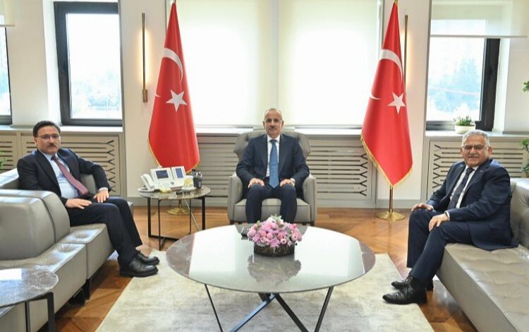 Kayseri protokolünden Bakan Uraloğlu’na ziyaret Kayseri protokolünden Bakan Uraloğlu’na ziyaret