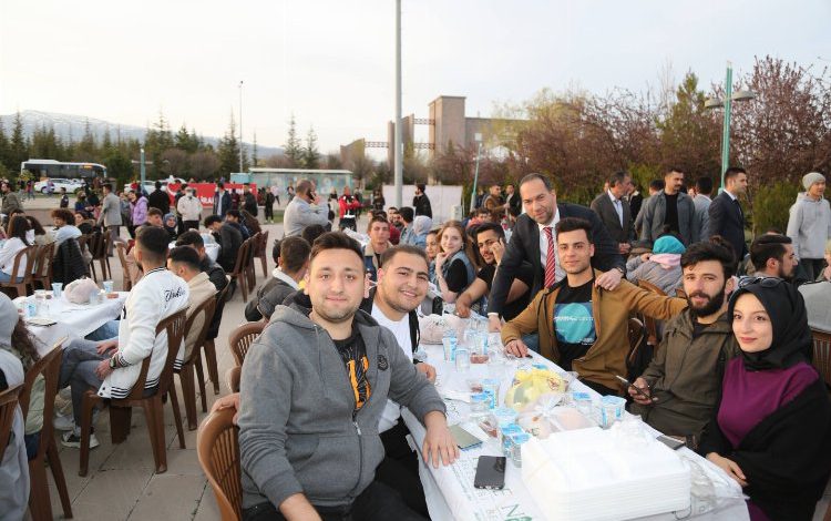 NÖHÜ’de Başkan Özdemir Öğrencilerle iftar yaptı